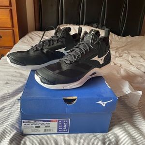 Mizuno volleyball shoes. Mid top